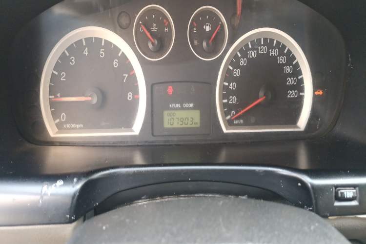 Used Huatai Santa Fe Classic 2012 2.0L Gasoline Manual Two-Wheel Drive with Sunroof Odometer Close Up