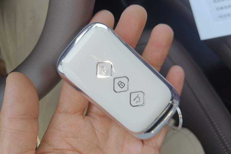 Used Wuling Xingguang 560 New Energy 2026 Model, Pure Electric, 500 km, Luxury Version Vehicle Key