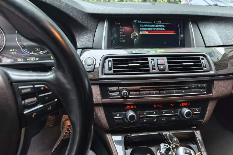 Used BMW 5 Series 2013 525Li Leading Model
