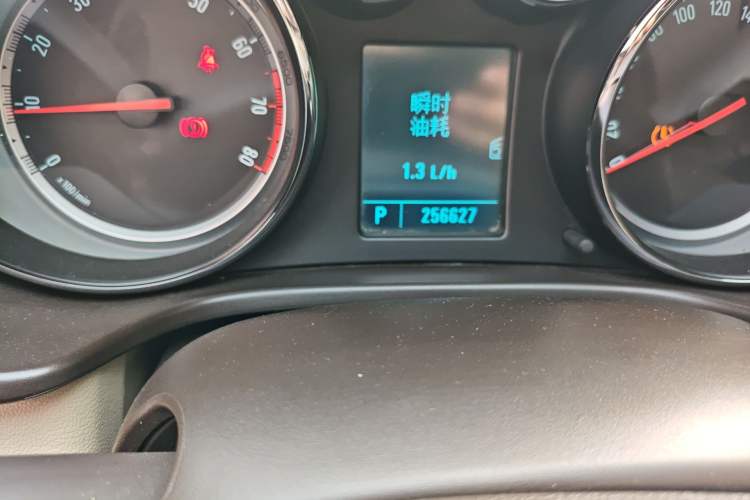 Used Buick Regal 2011 2.0L Comfort Edition Odometer Close Up