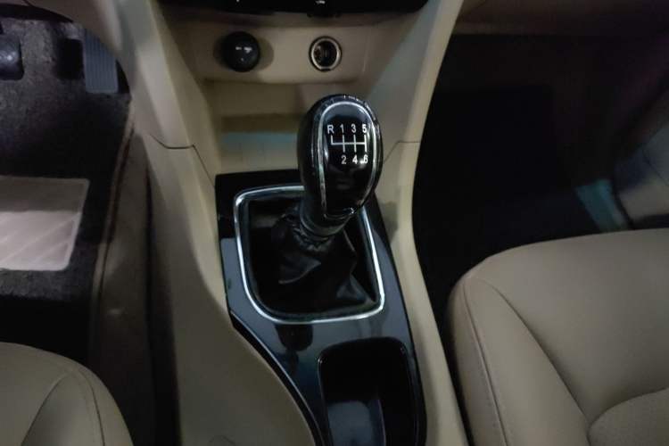 Used Baojun 730 2016 1.5T Manual Luxury Edition 7 Seats Gear Lever