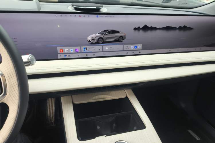 Used Geely Galaxy E8 2024 665 km Range Rear-Drive Starship Long-Range Version
