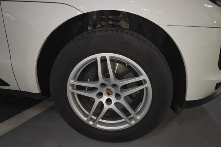 Used Porsche Macan 2018 Macan 2.0T Right Front Wheel Hub