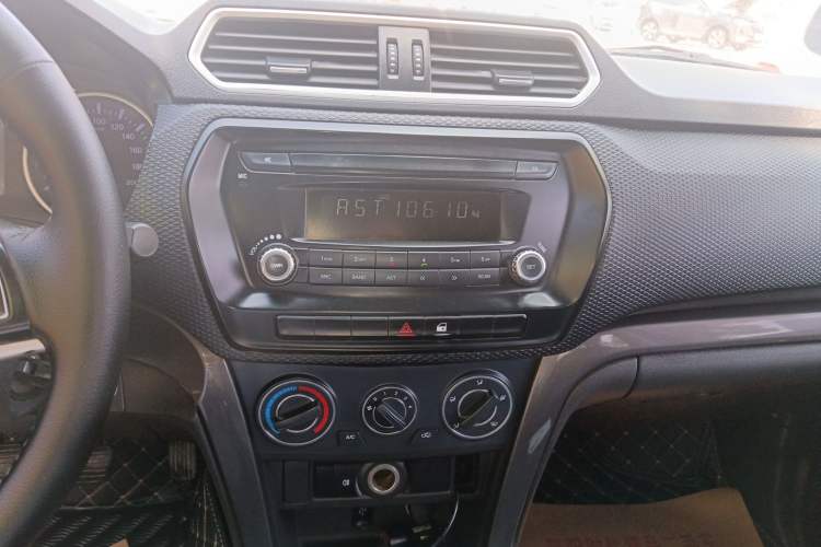 Used Great Wall Wingle 5 2017 2.4L European Version Gasoline Two-Wheel Drive Entry-Level Big Double Cab 4G69S4N Audio And AC Panel