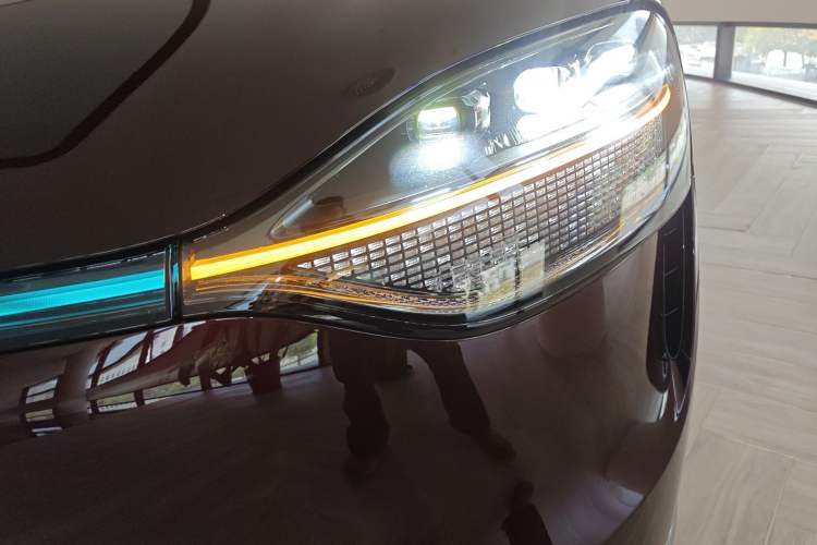 Used Hima AITO M9 2025 Extended-Range Ultra Version 52 kWh 6-Seater Left Front Headlight