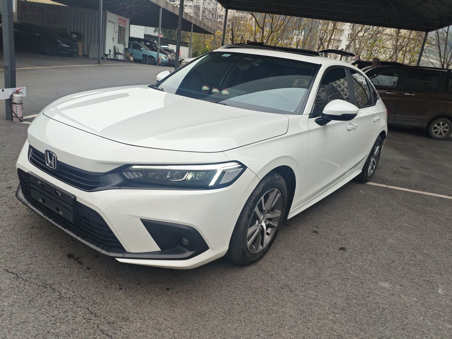 Под передней частью автомобиля