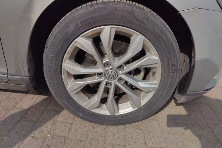 Used Volkswagen Magotan 2019 330TSI DSG Luxury Model China V Standard Right Front Wheel Hub