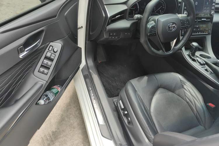 Used Toyota Avalon 2019 Dual-Engine 2.5L XLE Prestige Version China VI Standard
