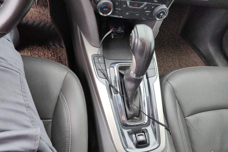 Used Chevrolet Malibu 2016 2.4L Automatic Luxury Edition Gear Lever