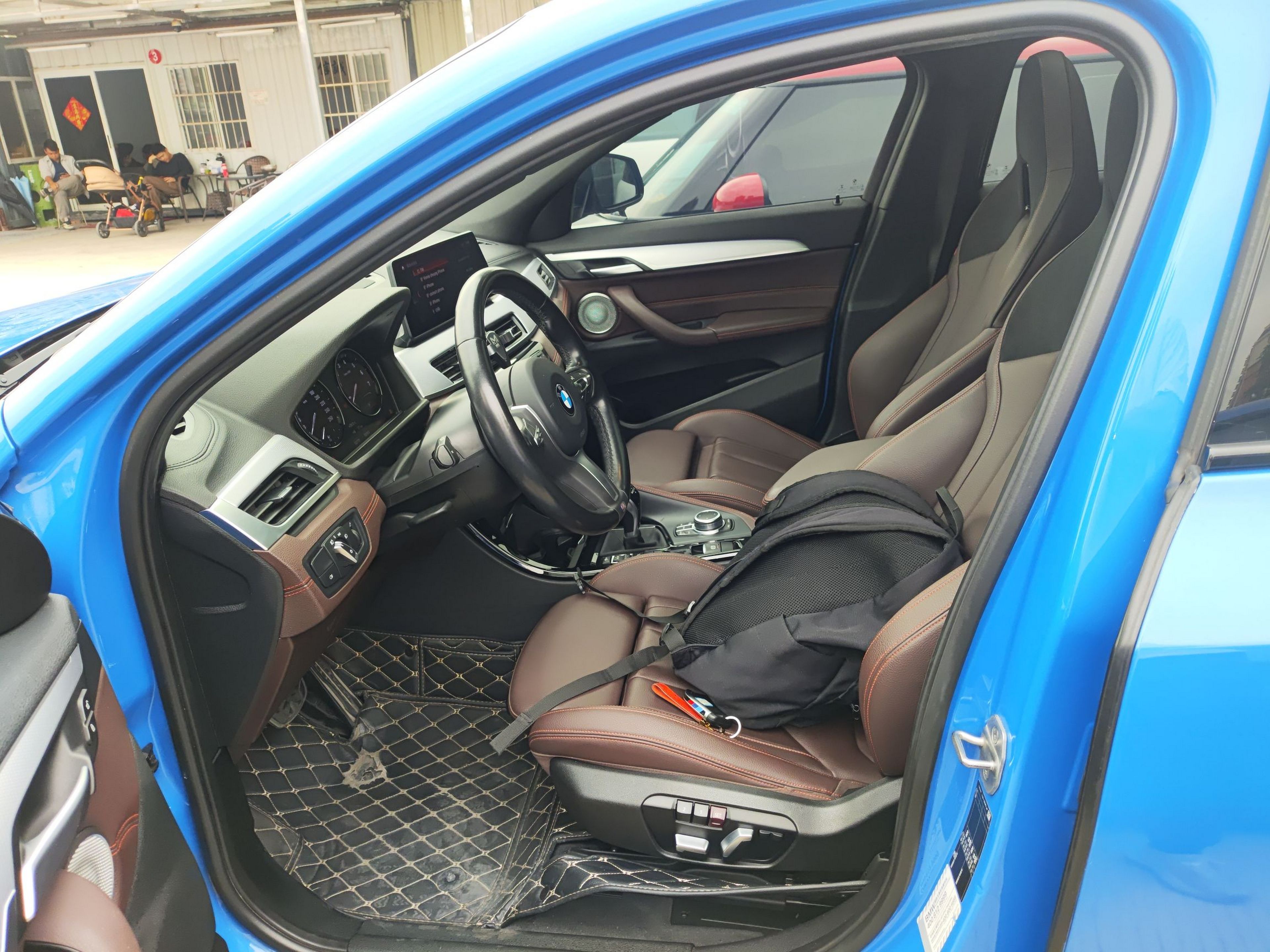 Переднее сиденье в автомобиле