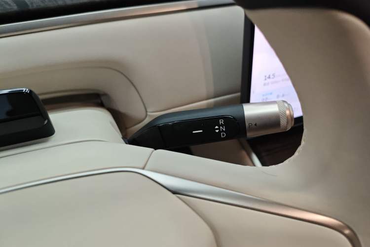 Used ONVO Luxeed L90 2025 Model—Max Six-Seater Version Gear Lever