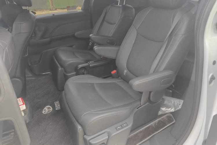 Used Toyota SIENNA 2024 2.5L Hybrid Luxury Edition