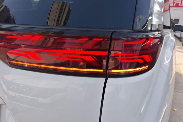 Used Denza D9 2023 DM-i 965 Luxury Model
