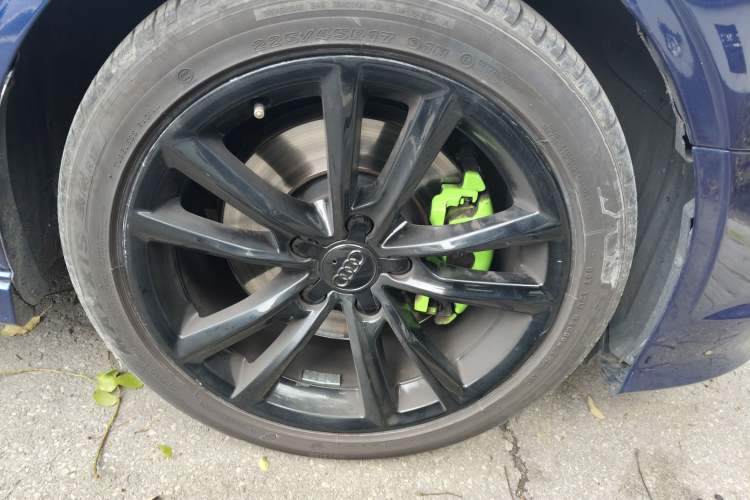 Used Audi A3 2014 Limousine 40 TFSI S line Comfort Model Right Front Wheel Hub