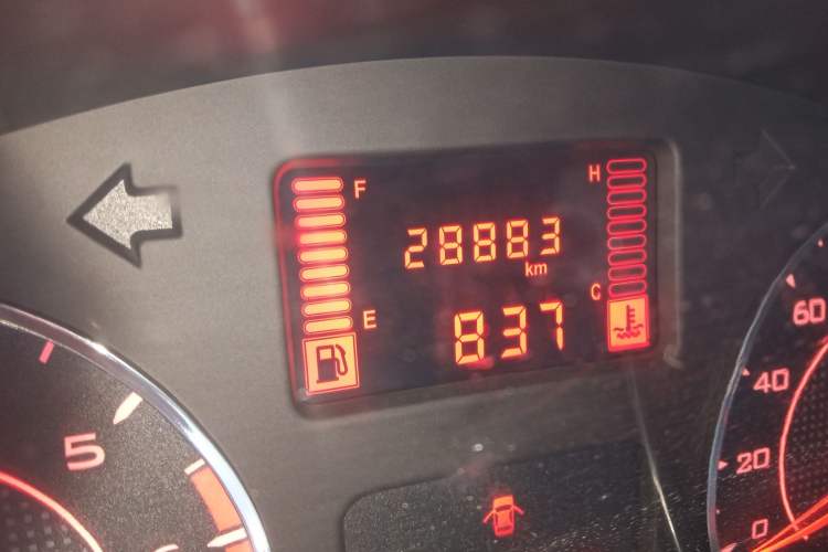 Used Wuling Hongguang V 2022 1.5L Jingqu Edition Enclosed-Window Vehicle with Hydraulic Power Steering LAR Odometer Close Up