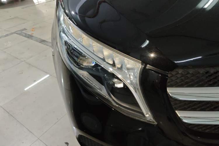 Used Mercedes-Benz V-Class 2021 V 260 Avantgarde Edition Right Front Headlight