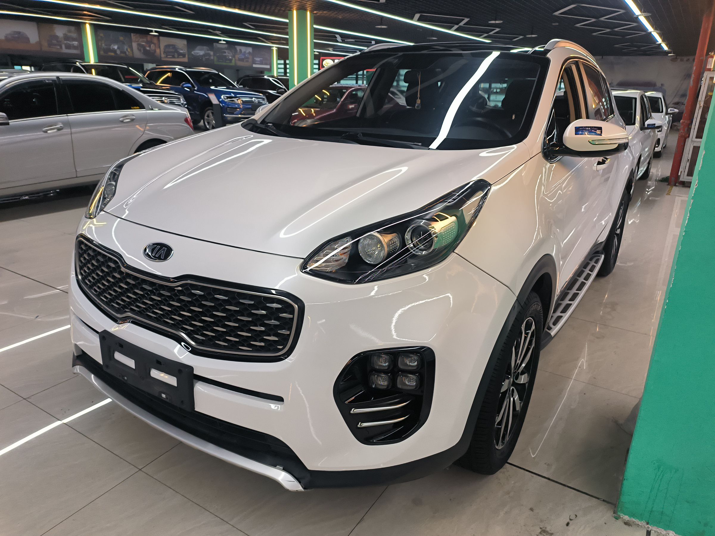 Под передней частью автомобиля