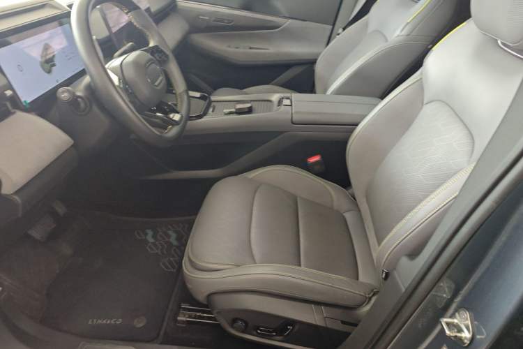 Used Lynk & Co 08 EM-P 2025 220 km All-Wheel-Drive Performance Halo Left Front Seat