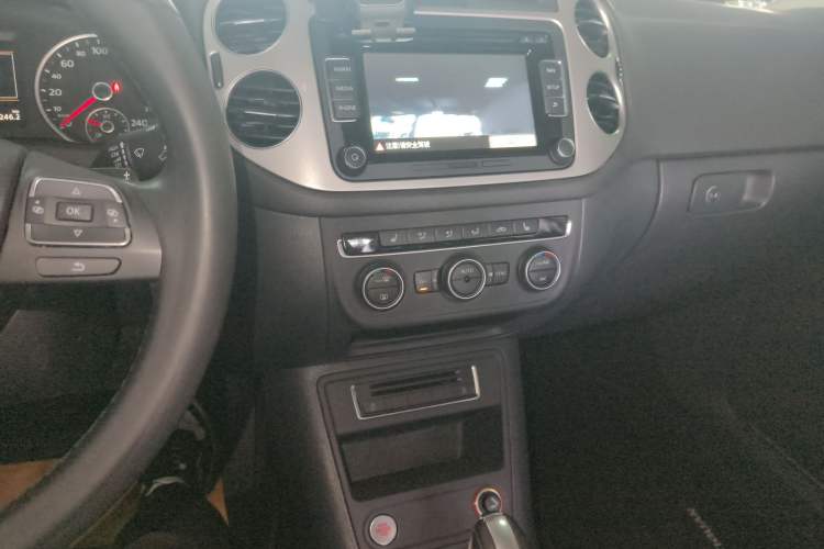 Used Volkswagen Tiguan 2015 1.8TSI Automatic Two-Wheel Drive Luxury Model Audio And AC Panel