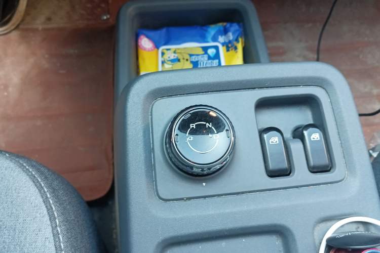 Used Wuling Yangguang 2024 300KM Comfort Version Passenger Van 75kW