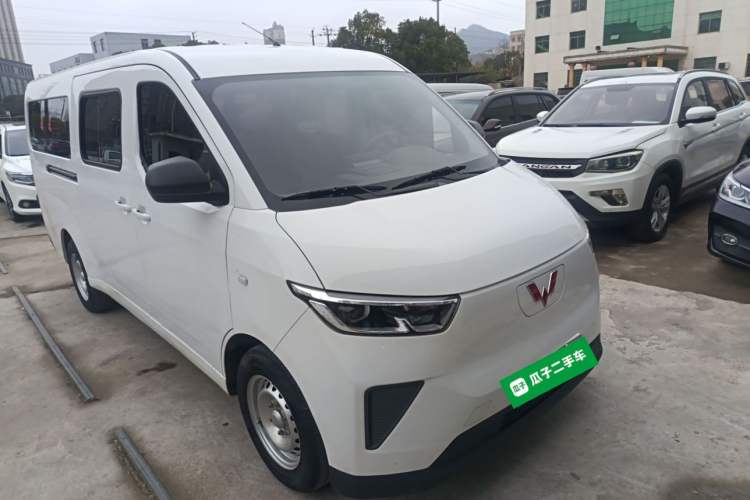 Used Wuling Yangguang 2024 300km Comfort-Grade Passenger Van 60kW
