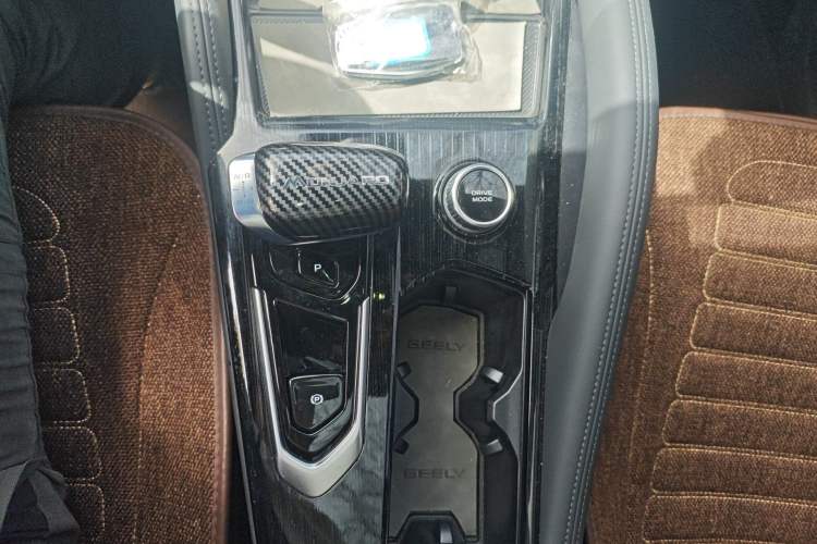 Used Geely Auto Monjaro L 2024 2.0TD High-Power Automatic Two-Wheel Drive Skyline Edition Gear Lever