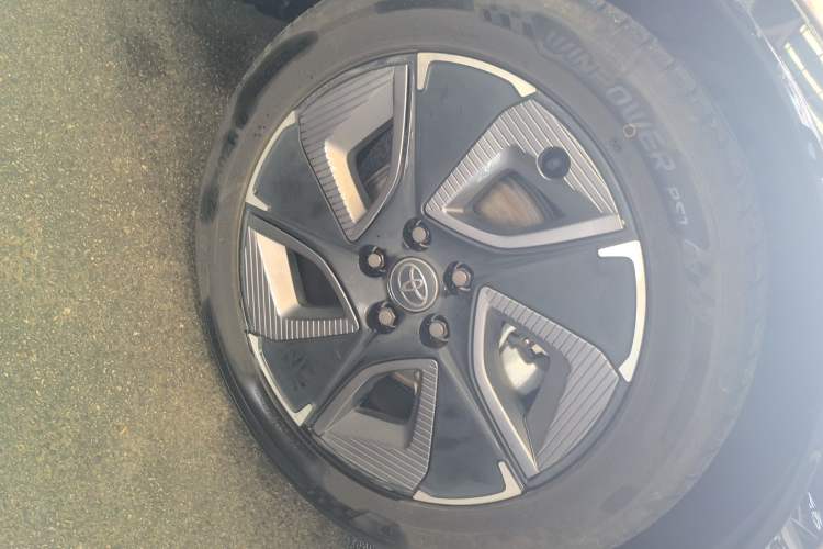 Used Toyota bZ3 2023 616 km Long-Range Premium Left Front Wheel Hub