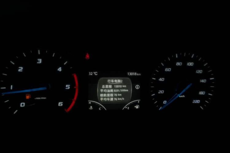 Used JMC Fushun 2025 2.0T 6MT Diesel Short-Wheelbase Low-Roof Commercial Multi-Purpose Passenger Vehicle with 5/6 Seats and Twin-Swing Tailgate
