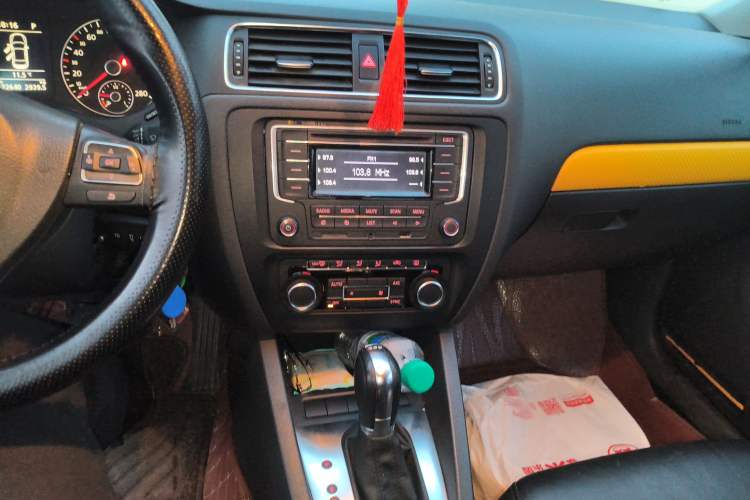 Used Volkswagen Sagitar 2014 Revised Version 1.4TSI Automatic Luxury Edition Audio And AC Panel