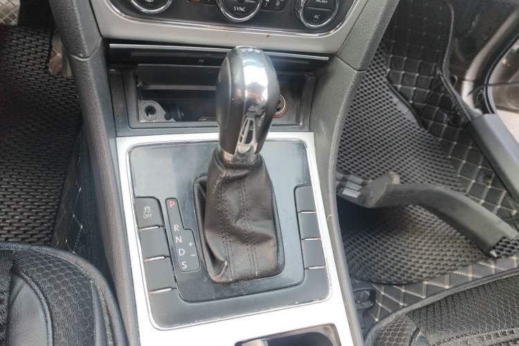 Used Volkswagen Passat 2011 1.8TSI Automatic Prestige Edition Gear Lever