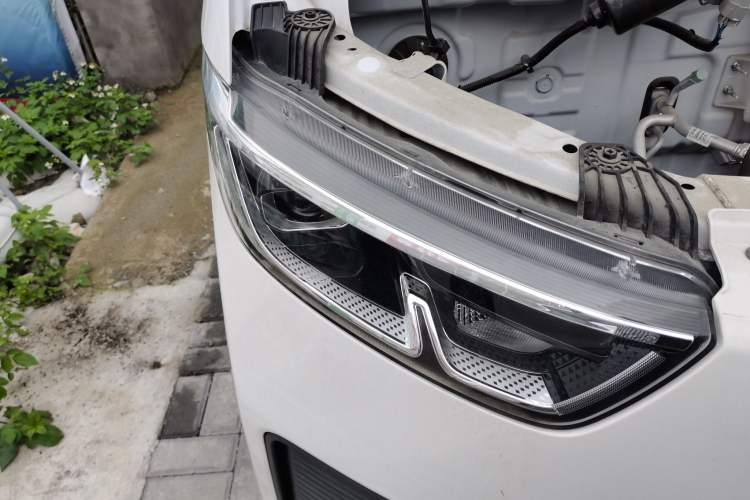 Used Wuling Yangguang 2024 300km Comfort-Grade Passenger Van 60kW Right Front Headlight