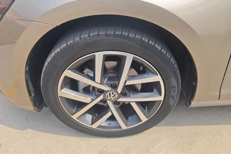 Used Volkswagen Golf 2020 Zhiai Edition 280TSI DSG Luxury Model Left Front Wheel Hub