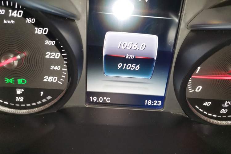 Used Mercedes-Benz C-Class 2016 C 200 L Sport Edition Odometer Close Up