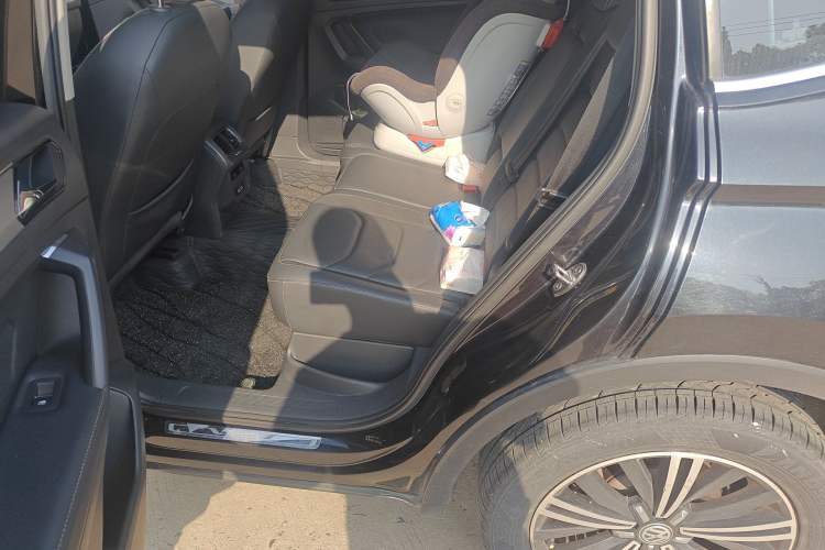 Used Volkswagen Tiguan L 2017 380TSI Automatic All-Wheel-Drive Luxury Edition Left Rear Seat