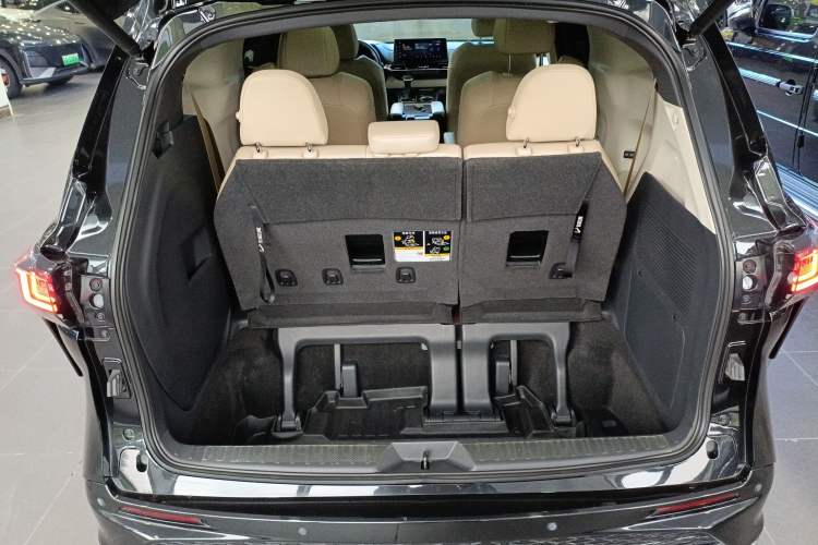 Used Toyota Granvia 2023 2.5L Hybrid Prestige PLUS Edition
