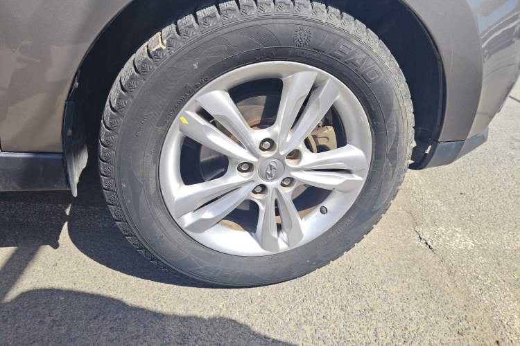 Used Hyundai ix35 2012 2.0L Automatic Two-Wheel Drive Elite Edition GLS Right Front Wheel Hub