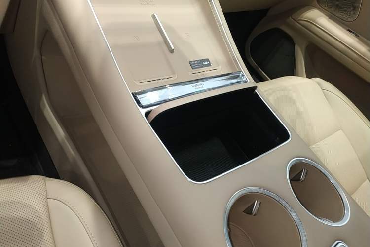 Used Hima AITO M5 2025 Extended-Range Ultra All-Wheel-Drive Version Gear Lever