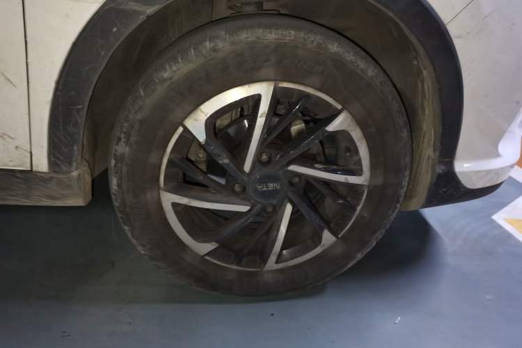 Used NETA V 2021 Long-Range Entertainment Edition Upgrade Model Right Front Wheel Hub