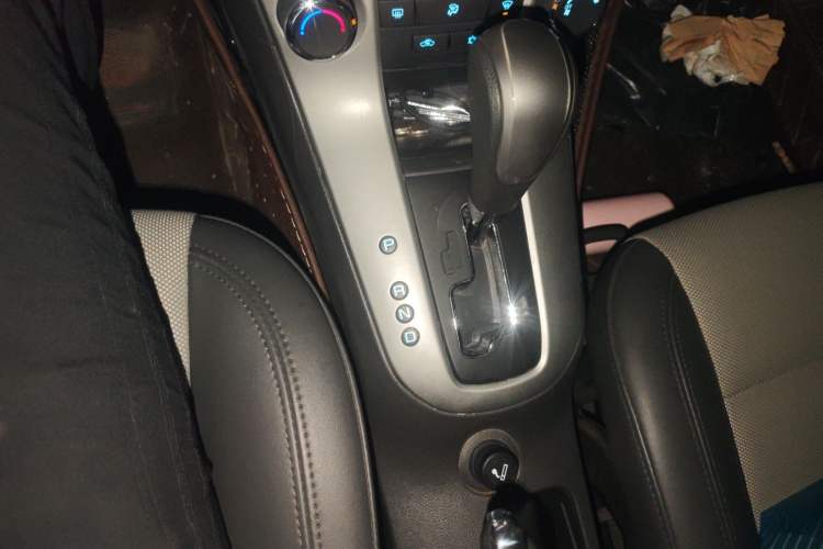 Used Chevrolet Cruze 2013 1.8L SE AT Gear Lever