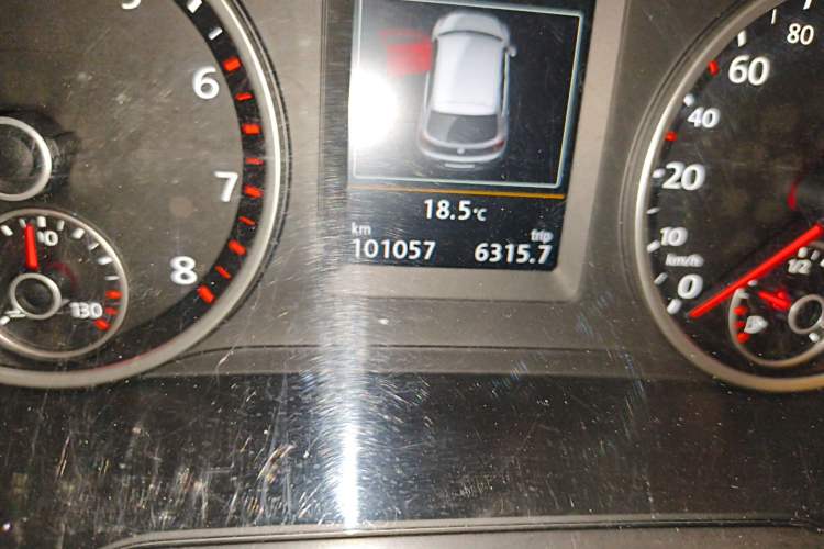 Used Volkswagen Tiguan 2015 1.8TSI Automatic Two-Wheel Drive Luxury Model Odometer Close Up