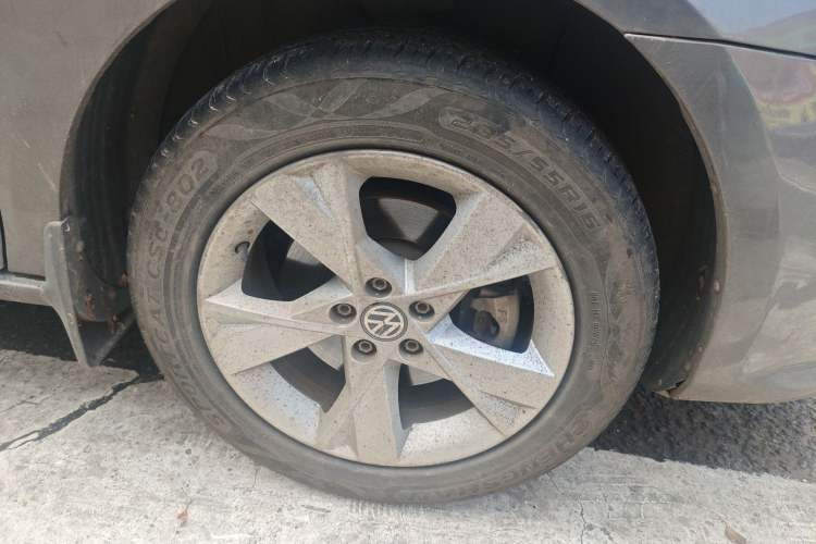 Used Volkswagen Bora 2014 1.6L Automatic Comfort Model Right Front Wheel Hub