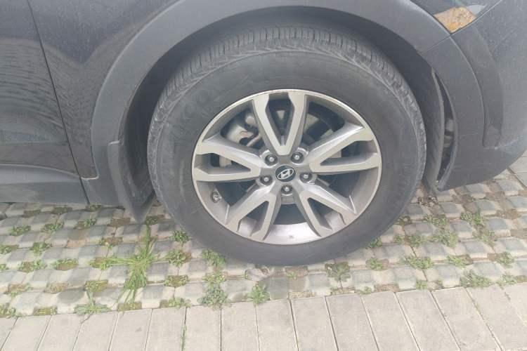 Used Hyundai Santa Fe 2013 2.4L Automatic 4x4 Prestige Edition Right Front Wheel Hub
