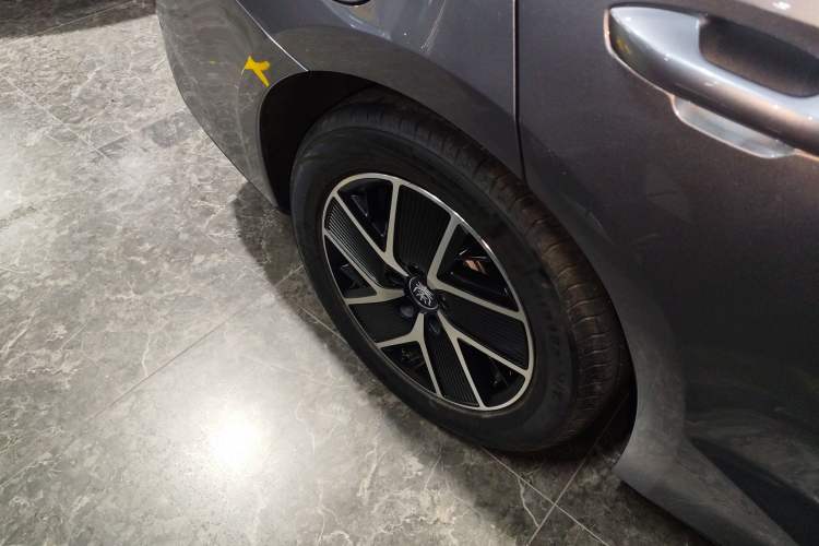 Used BYD Qin L 2024 DM-i 120KM Beyond Model Right Rear Wheel Hub