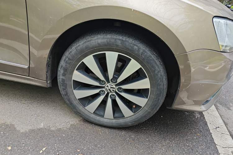 Used Volkswagen Sagitar 2017 230TSI Automatic Comfort Version Right Front Wheel Hub