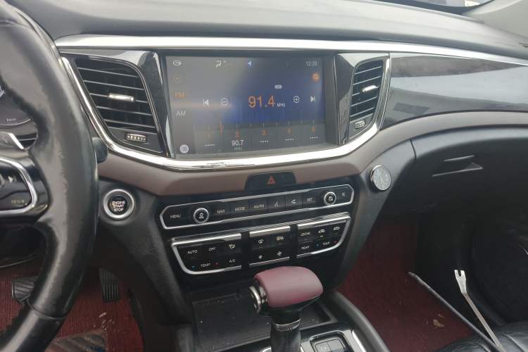 Used GAC Trumpchi GS8 2017 320T Two-Wheel Drive Luxury Smart Connectivity Version (7 Seats) Audio And AC Panel