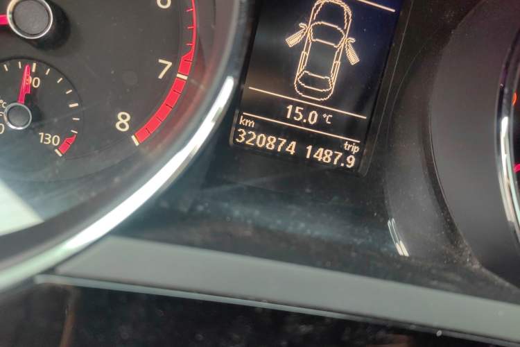 Used Volkswagen Sagitar 2015 230TSI Automatic Luxury Model Odometer Close Up