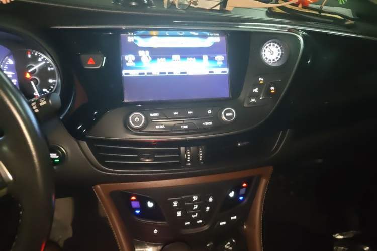 Used Buick Envision 2018 28T Four-Wheel Drive Luxury Model
