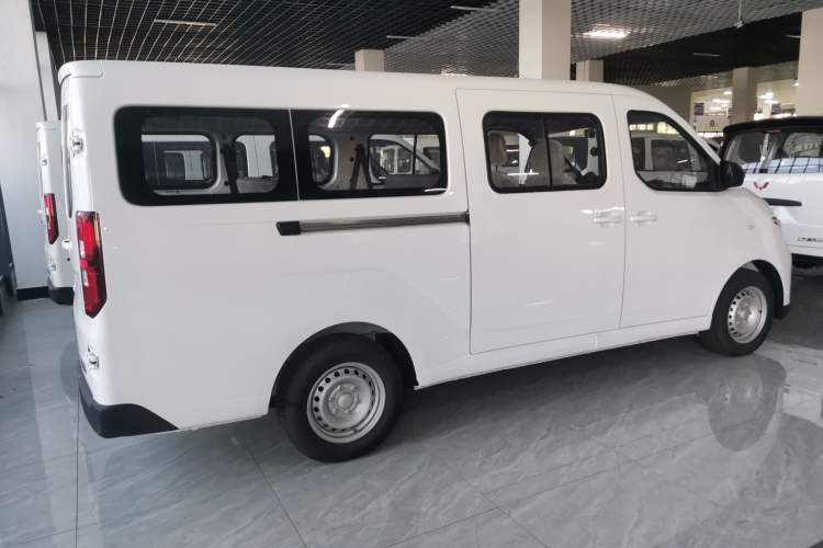 Used Wuling Yangguang 2025 Model 310KM Bus Edition—Customized by CATL