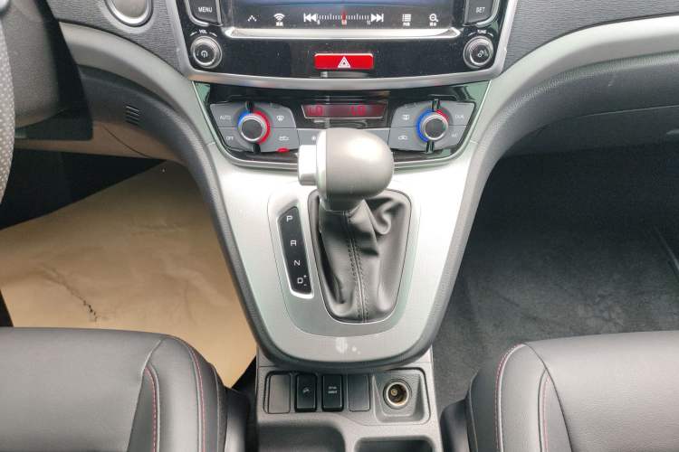 Used Haval M6 2019 1.5T DCT Two-Wheel Drive Value Edition China VI Standard Gear Lever