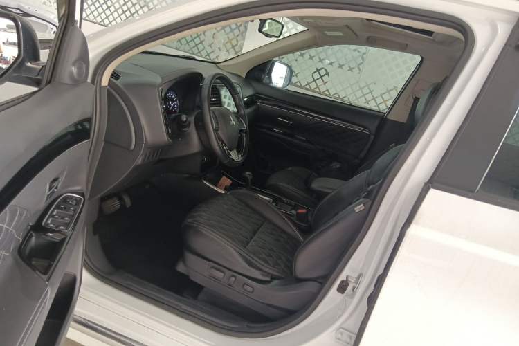 Used Mitsubishi Outlander 2021 Revised Version 2.0L Two-Wheel Drive Enjoyment Edition 5 Seats Driver Seat